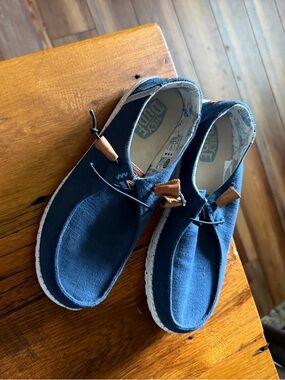 Women’s size 10 hey dudes worn once